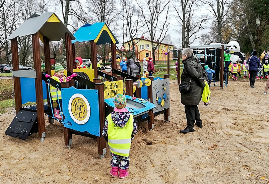 Viļķenē atklāj bērnu rotaļu laukumu