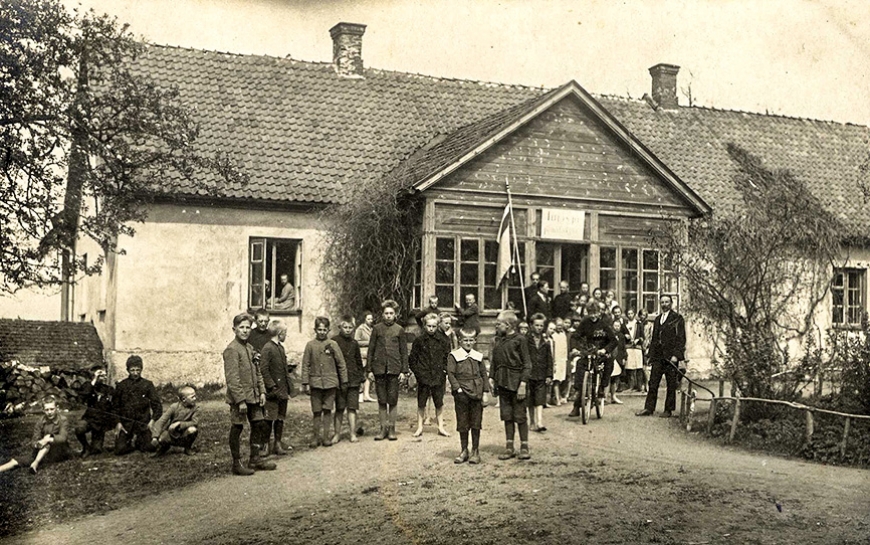 No Tūjas skolas pirmo trīsdesmit gadu vēstures