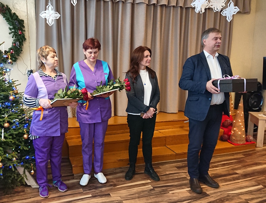 «Urgas» darbinieces saņem ministrijas atzinības rakstus