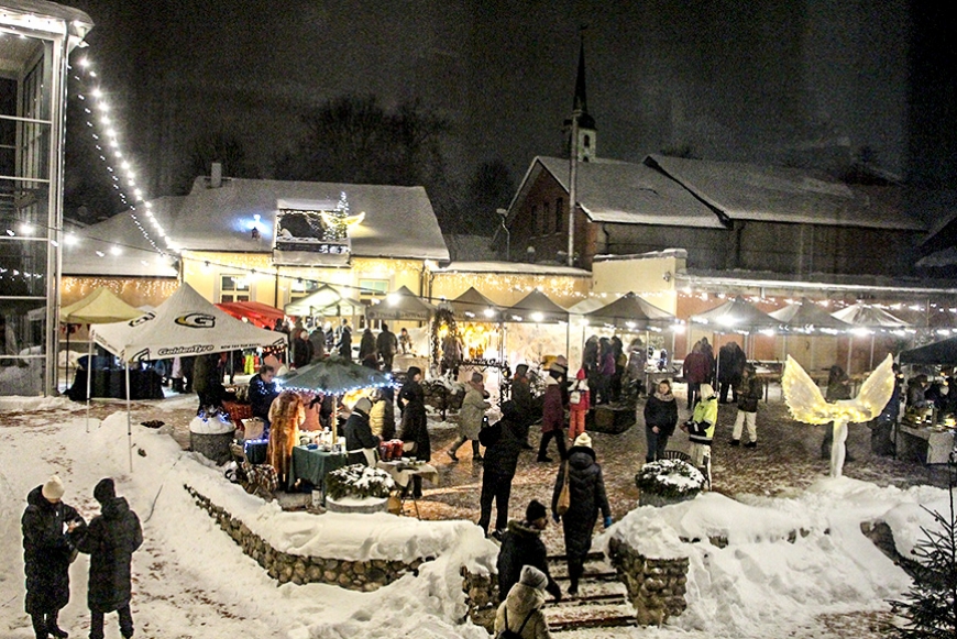 Ziemassvētku gaidās – tirdziņš Burtnieku kvartālā