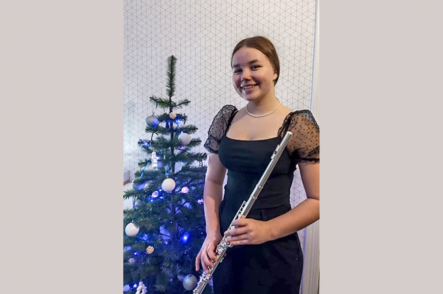 Flautiste Elīza tikusi pie sava jaunā instrumenta