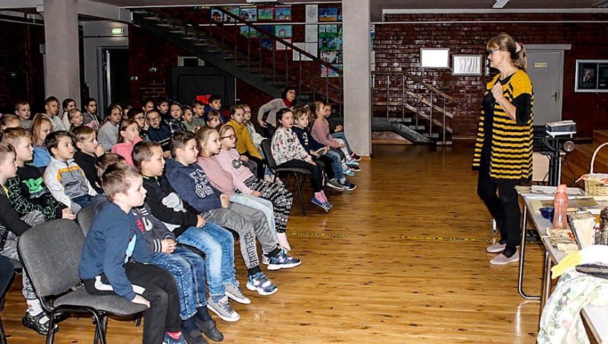Umurgas pamatskolā sāk dienu ar Latvijas medus karoti vienu