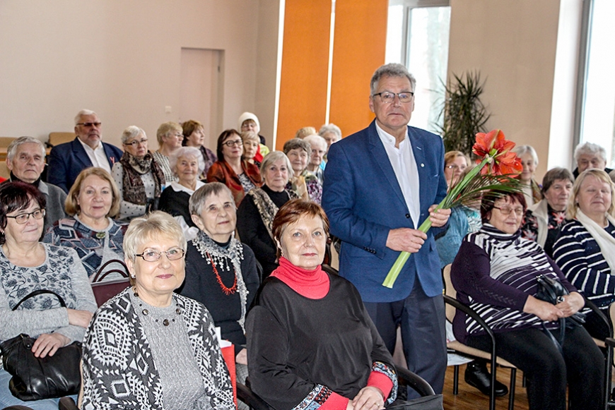Limbažu pensionāru biedrībā aizvadīta sirsnīga tikšanās ar Arti Sīmani