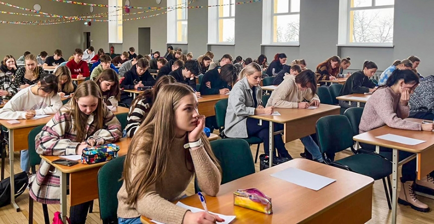 Limbažu Valsts ģimnāzijā – pasaules diktāts, brīnummīļie un piķa melnie vārdi
