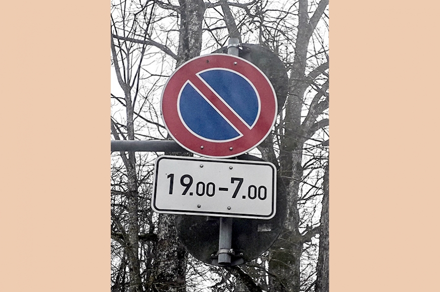 Sniega neesamība stāvēšanas aizlieguma zīmju darbību neatceļ