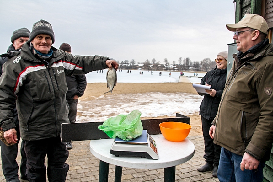 Lielezera kausa izcīņas dalībniekiem labi sokas zemledus copē