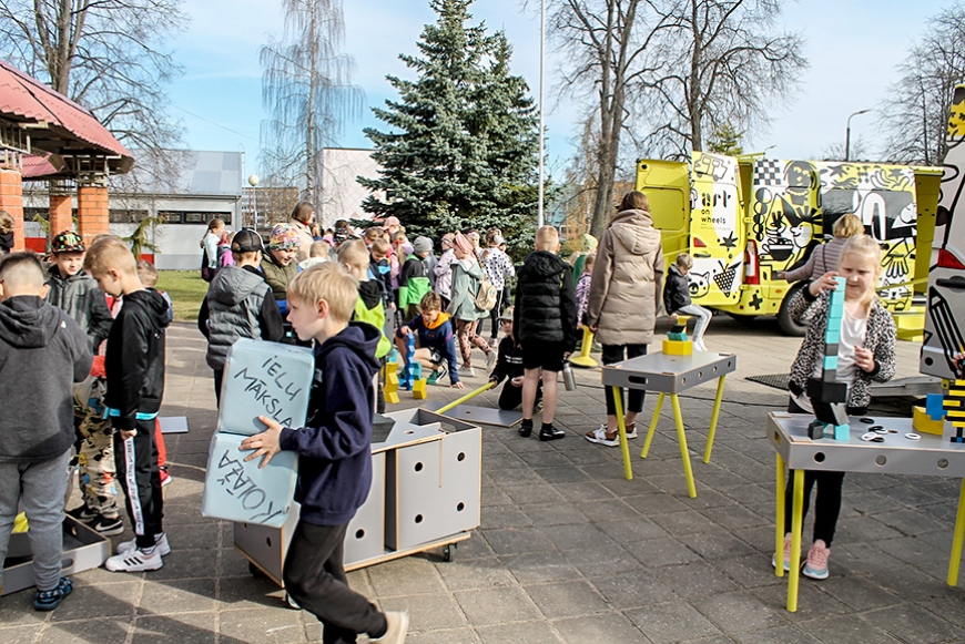 Mūspuses skolēni iepazīst «Mākslu uz riteņiem»