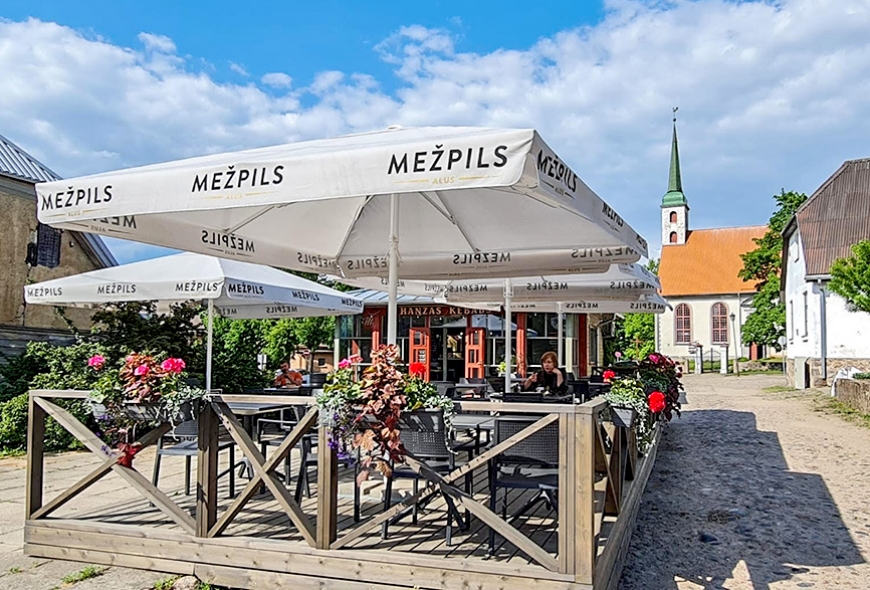 «Hanzas kebaba» terasē var baudīt ēdienu, atmosfēru un vecpilsētu