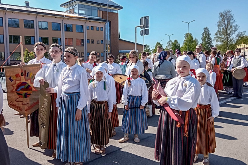 «Kamolītis» un «Putni» folkloras svētkos Cesvainē
