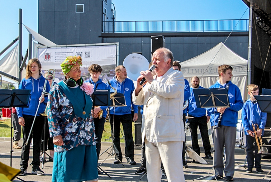Lustīgi nosvinēts Reņģēdāju festivāls Salacgrīvā