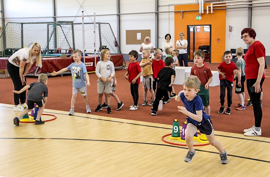 Novada bērndārznieki sporto un priecājas Limbažu hallē