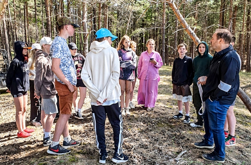 Arī Salacgrīvas skolēni pielaikojuši Latvijas hokejistu bronzas medaļu