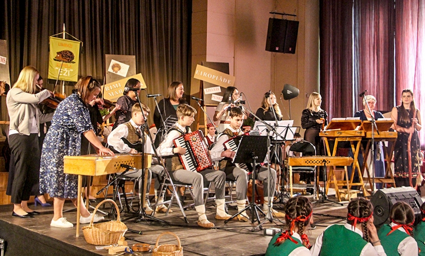 Kapela «Eži» enerģiski un priekpilni dzied un muzicē jau 25 gadus