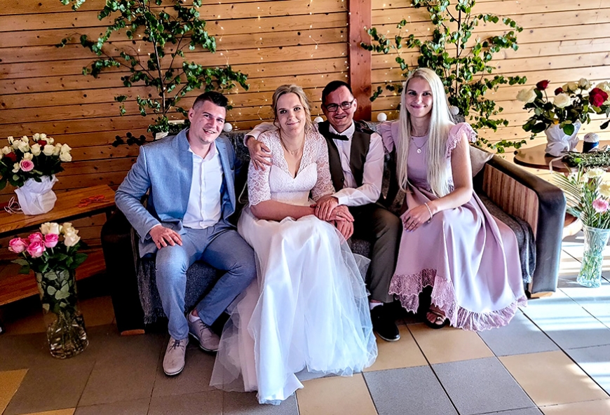 Viens otram līdzās un mums blakus
