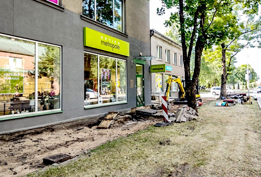 Limbažos, pie Rīgas ielas 7. nama atjauno trotuāru