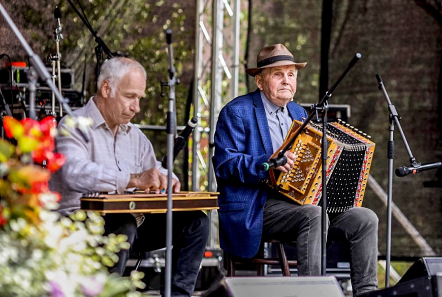 Mūsu muzikanti Ieviņa ermoņiku spēlmaņu saietā Straupē