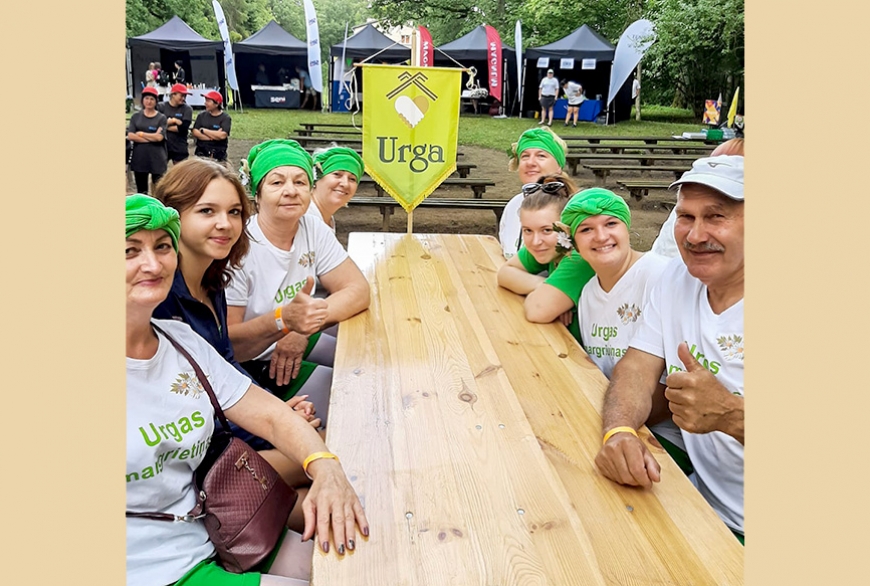 Aprūpes nama «Urga» darbinieki sportojot stiprina kolektīva garu