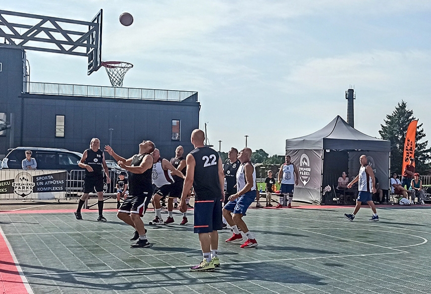 Basketbola veterāni Salacgrīvā cīnās par «Čemodānu kausu»