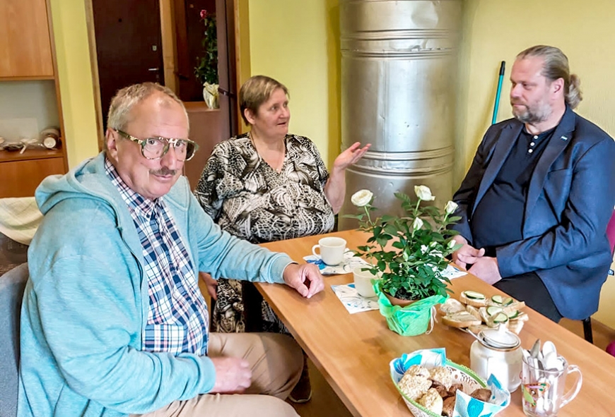 Straumes bibliotēkā tiekas ar jubilāru rakstnieku Aivaru Kļavi