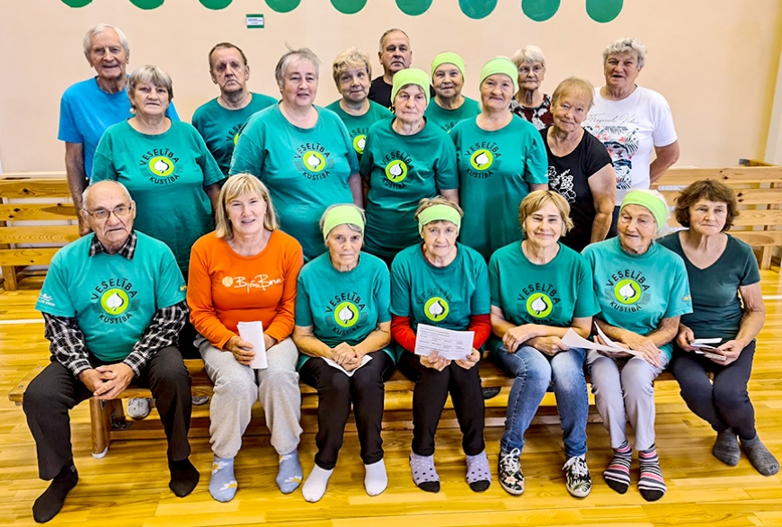 Alojas seniori sporto un uzņem viesus