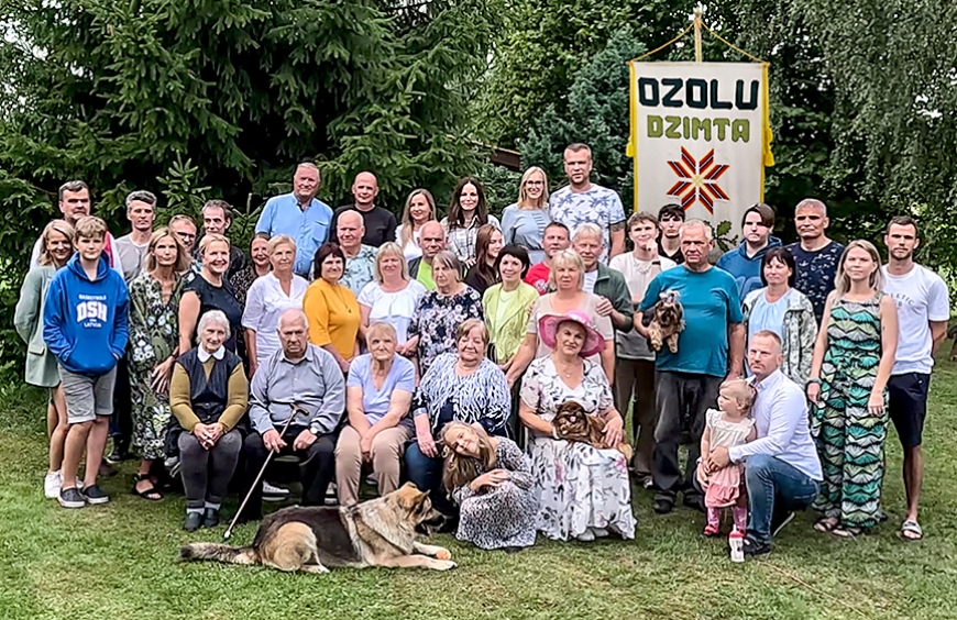 Limbažu pagastā pēc ilga pārtraukuma kopā sanāk Ozolu dzimta