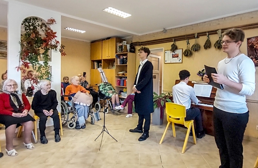 Mūspuses seniori savus svētkus pavada ģimeniskā atmosfērā