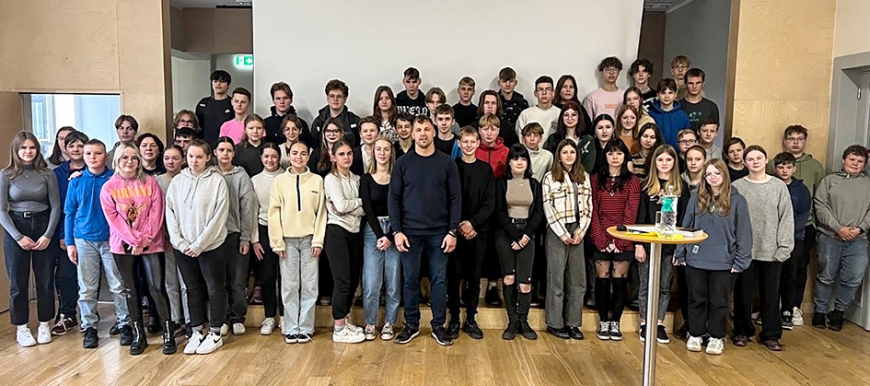 Ar Alojas Ausekļa vidusskolas skolēniem tiekas bokseris Mairis Briedis