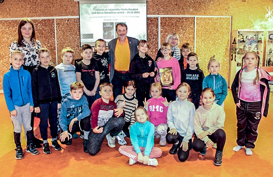 Limbažos skolēni tikās ar rakstnieku Pāvilu Raudoni