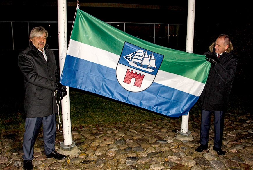 Mastā plīvo jaunais Limbažu novada karogs