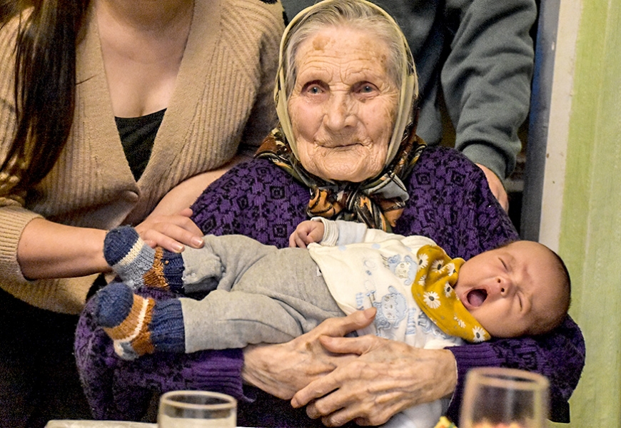 Prieki un bēdas, kas savijas garā dzīves pavedienā