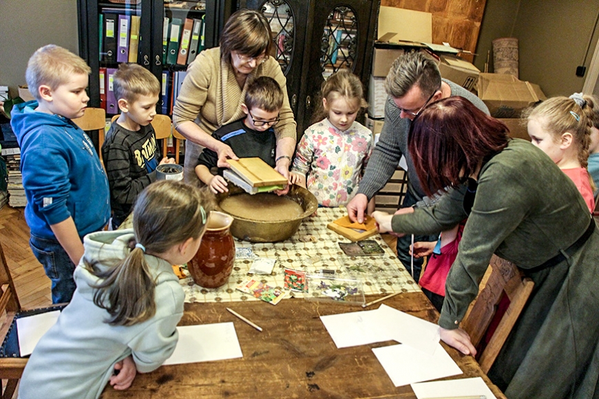 Limbažu vidusskolas pirmklasnieki gatavo “zaļas” apsveikuma kartītes