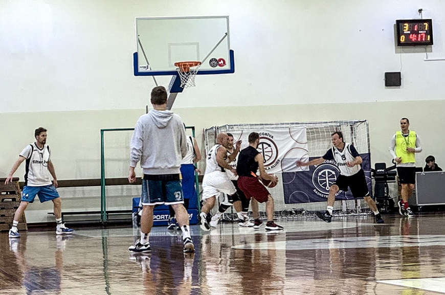 Salacgrīvas vidusskolā aizvadīts 51. absolventu basketbola mačs