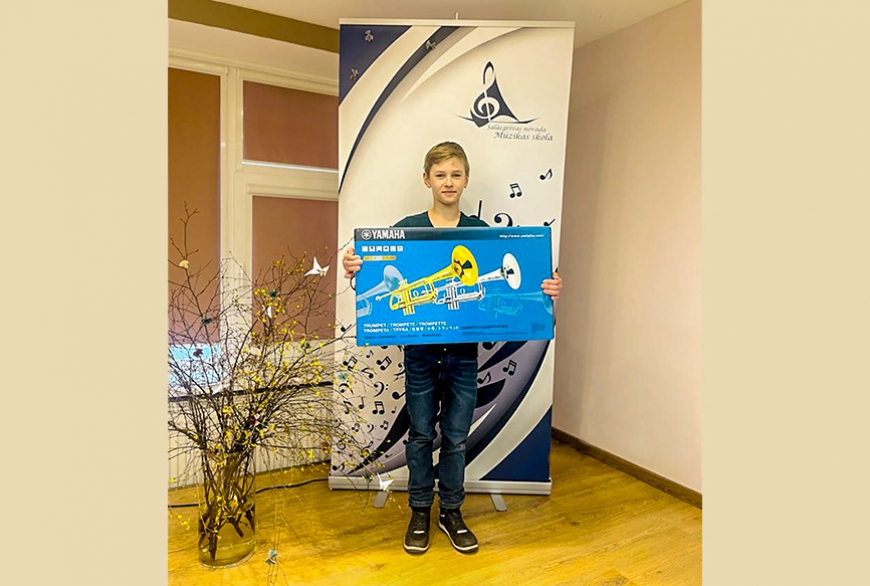 Salacgrīvas jaunais trompetists tiek pie «Limbažu fonda» sagādātā instrumenta