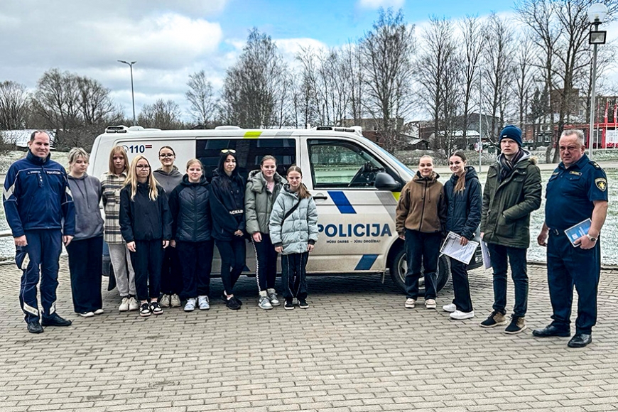 Skolu jaunieši “ēno” Limbažu policistus
