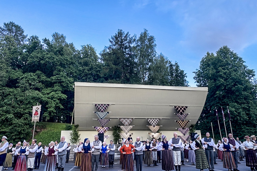 102 deju kolektīvi pulcējās XXII Latvijas Senioru deju dienā Limbažos