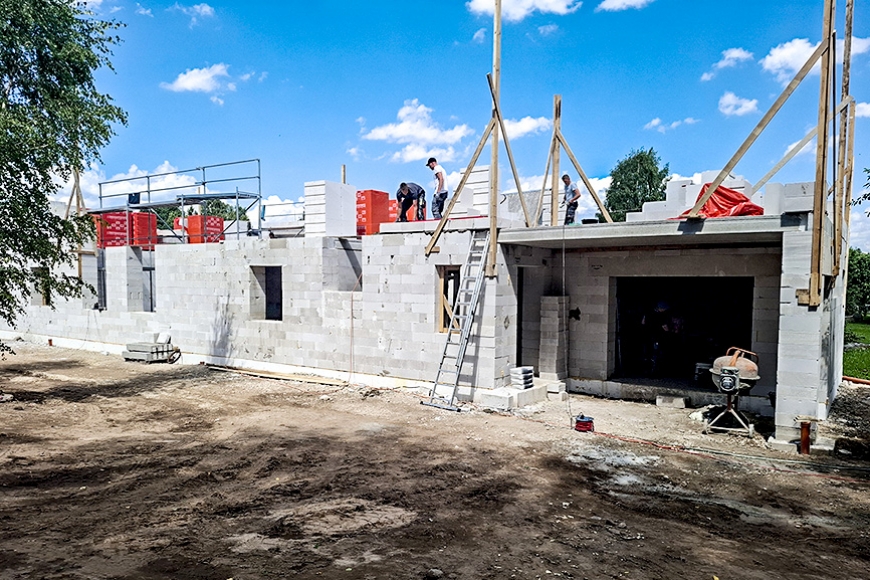 Limbažu baptists ceļ māju ar lūgšanu zāli