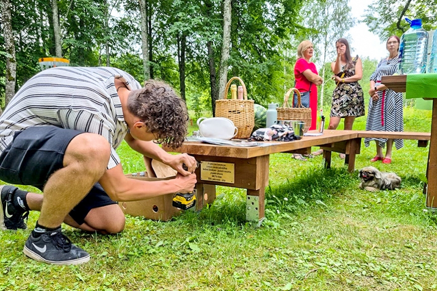 Jaunieši uzdāvina Alojas Ausekļa vidusskolai atjaunotu atpūtas-ugunskura vietu