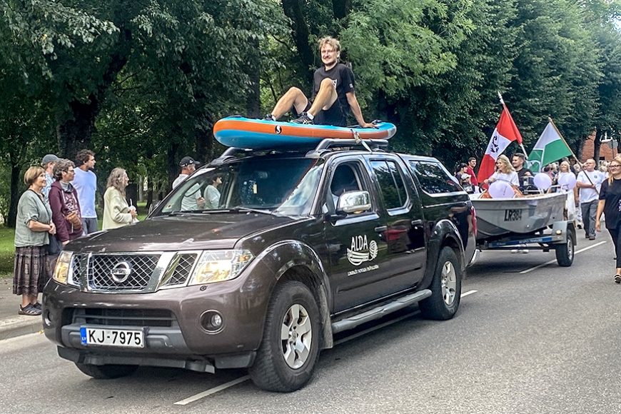 Limbažu svētkos tirgojās un lustējās