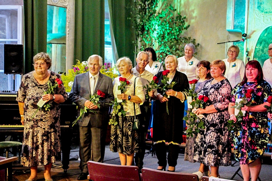 Ozolmuižas pamatskolas salidojumā satikšanās prieks mijās ar skumjām