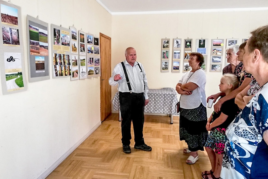 Viļķenē fotogrāfiju izstādi noslēdz tās autors Vilnis Reguts