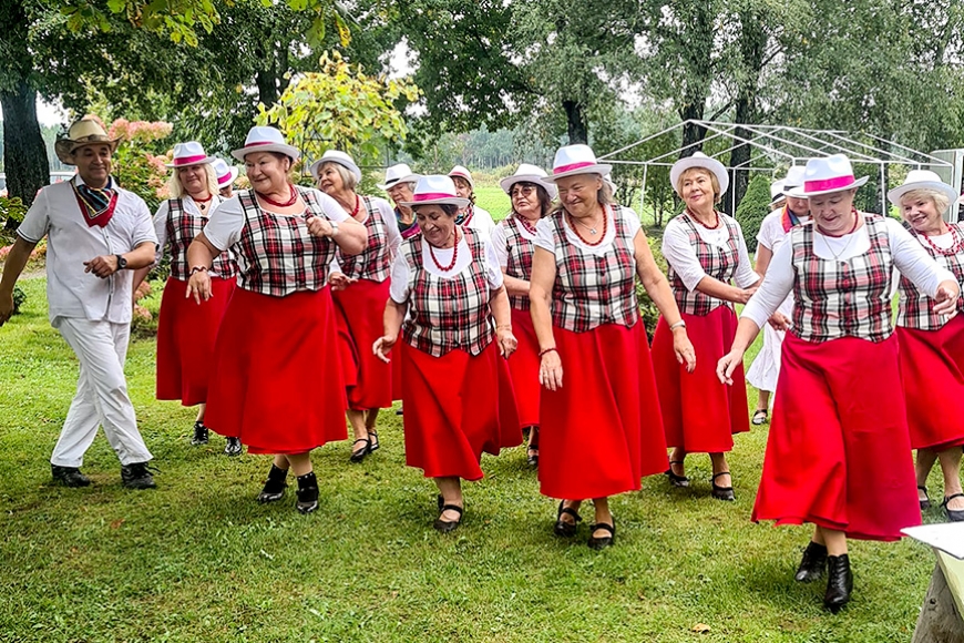 Limbažu pagasta «Dārzniekos» dejas, dziesmas un dzeja