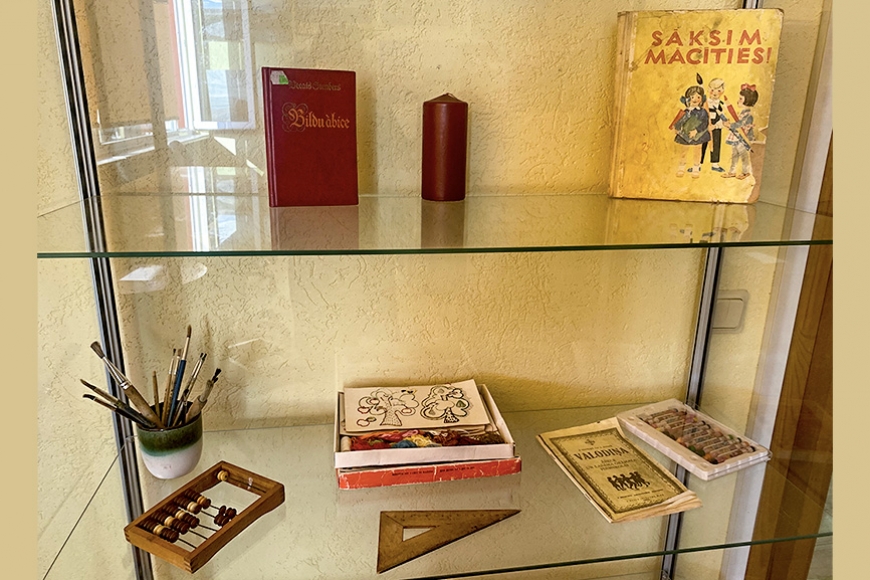 Skultes bibliotēkā seno skolas lietu izstāde