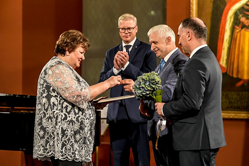 Baltijas Asamblejas medaļu saņem Venta Kocere