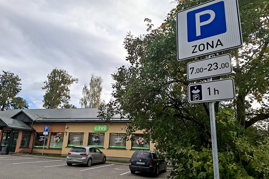 Limbažos autostāvvietās sāk ierobežot stāvlaiku