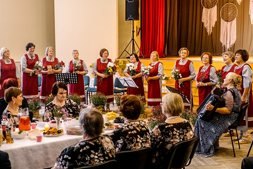 Tradīciju kopa «Draiskās vīgriezes» nosvin savu dziesmoto desmitgadi