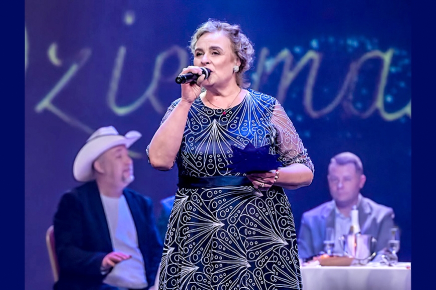 Anita Ozola uzstājas «Latvijas šlāgerkanāla Zelta dziesmās»