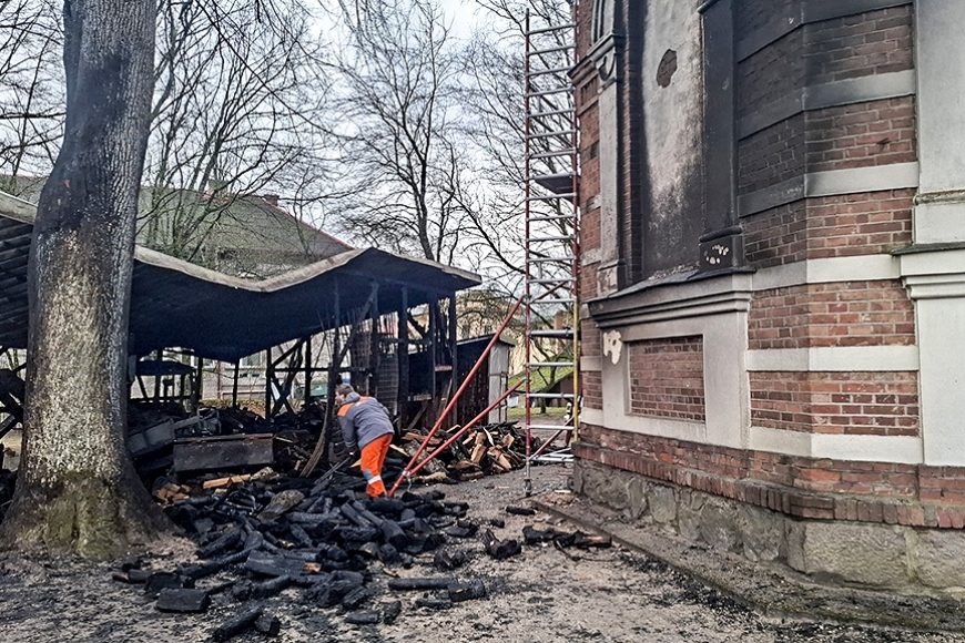 Bīstams ugunsgrēks Limbažos – deg šķūnis pie pareizticīgo baznīcas