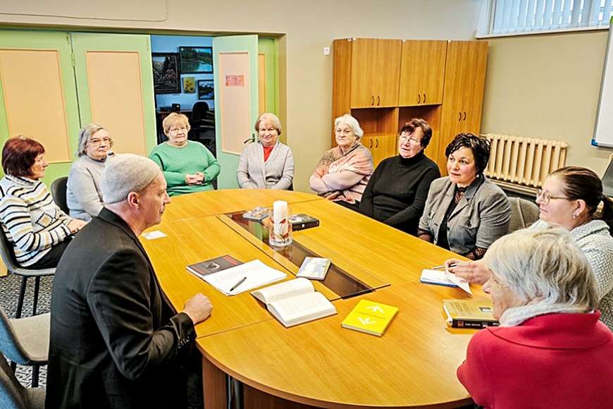Staiceles bibliotēkā tikšanās ar rakstnieku Andri Akmentiņu