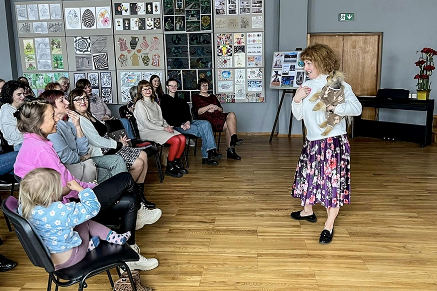 Lēdurgā tikās ar grāmatas «Laimes putekļi» autori Ievu Branti