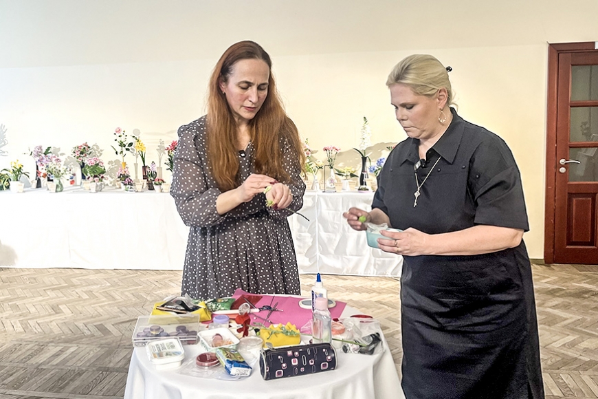 Limbažos skatāmi aukstā porcelāna ziedi